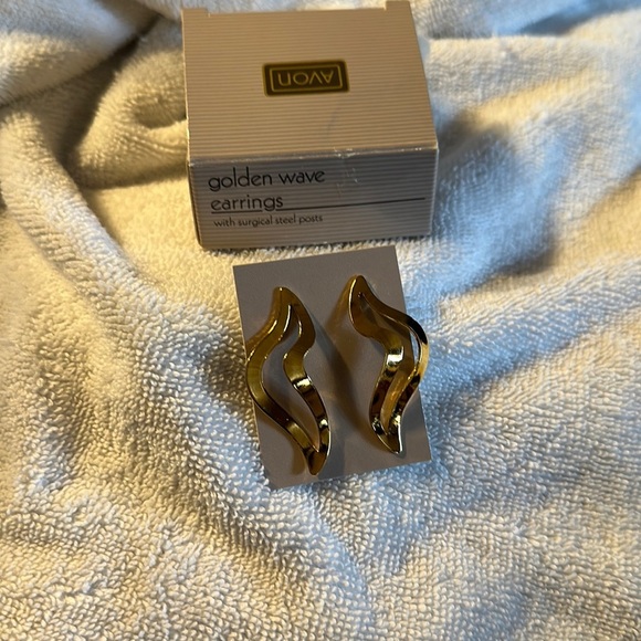 Avon Vintage 1990 Golden Wave Pierced Earring - Picture 1 of 4